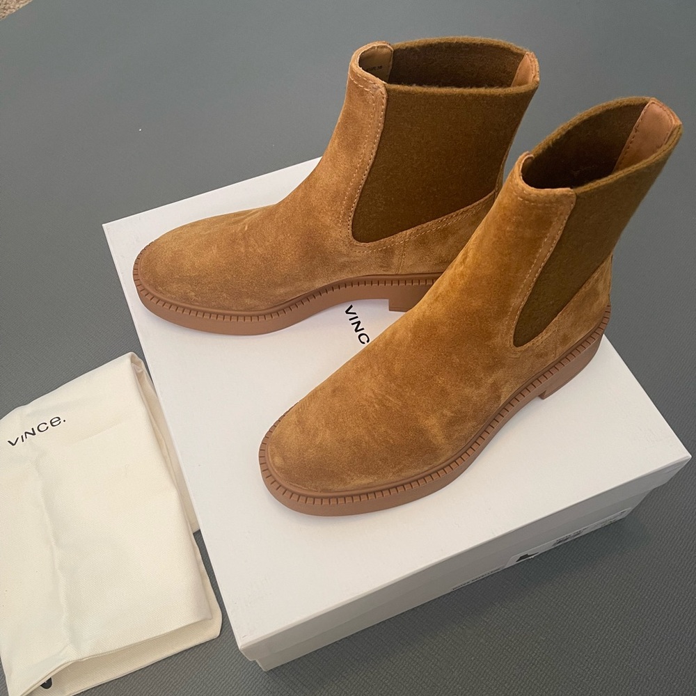 Vince, water repellent genuine suede Chelsea boot, bran new with tag, size 6
